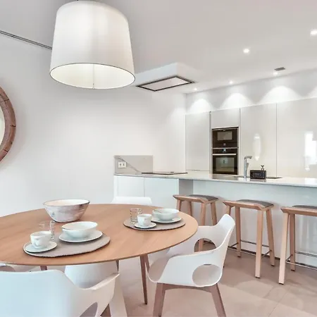 Infinity 0-2 Luxe Partial Sea View 2b Holiday home *